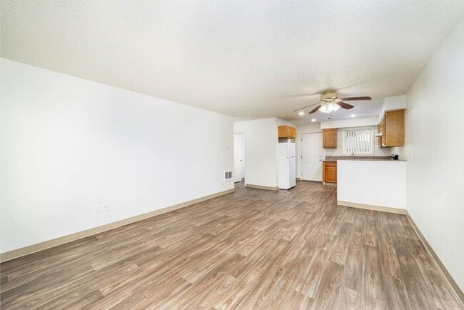Building Photo - 2 bedroom unit close to downtown Gresham!!