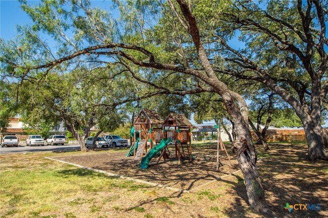 Building Photo - 619 Strings Dr