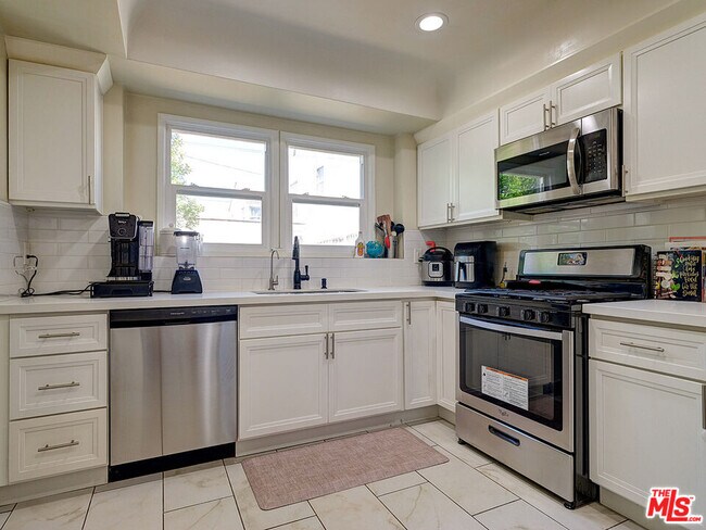 Building Photo - 3316 W 78th St