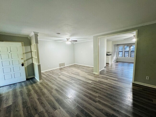 Building Photo - Quiet Wooded Home