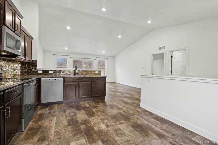 Building Photo - 529 Swan River Dr