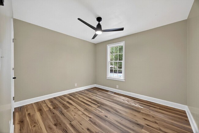 Building Photo - 2218 Holt Dr