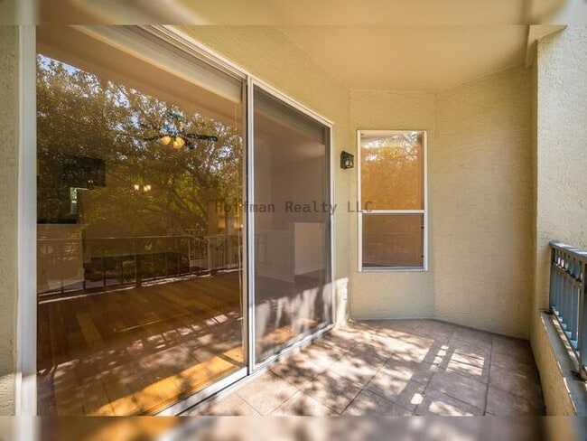 Building Photo - Condo on desirable Harbour Island