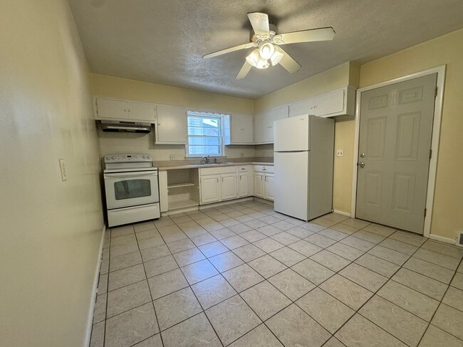 Building Photo - Hard to Find 3 Bedroom