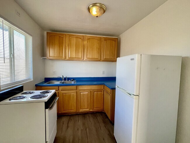 Building Photo - Single story 1 bedroom 1 bath condo availa...