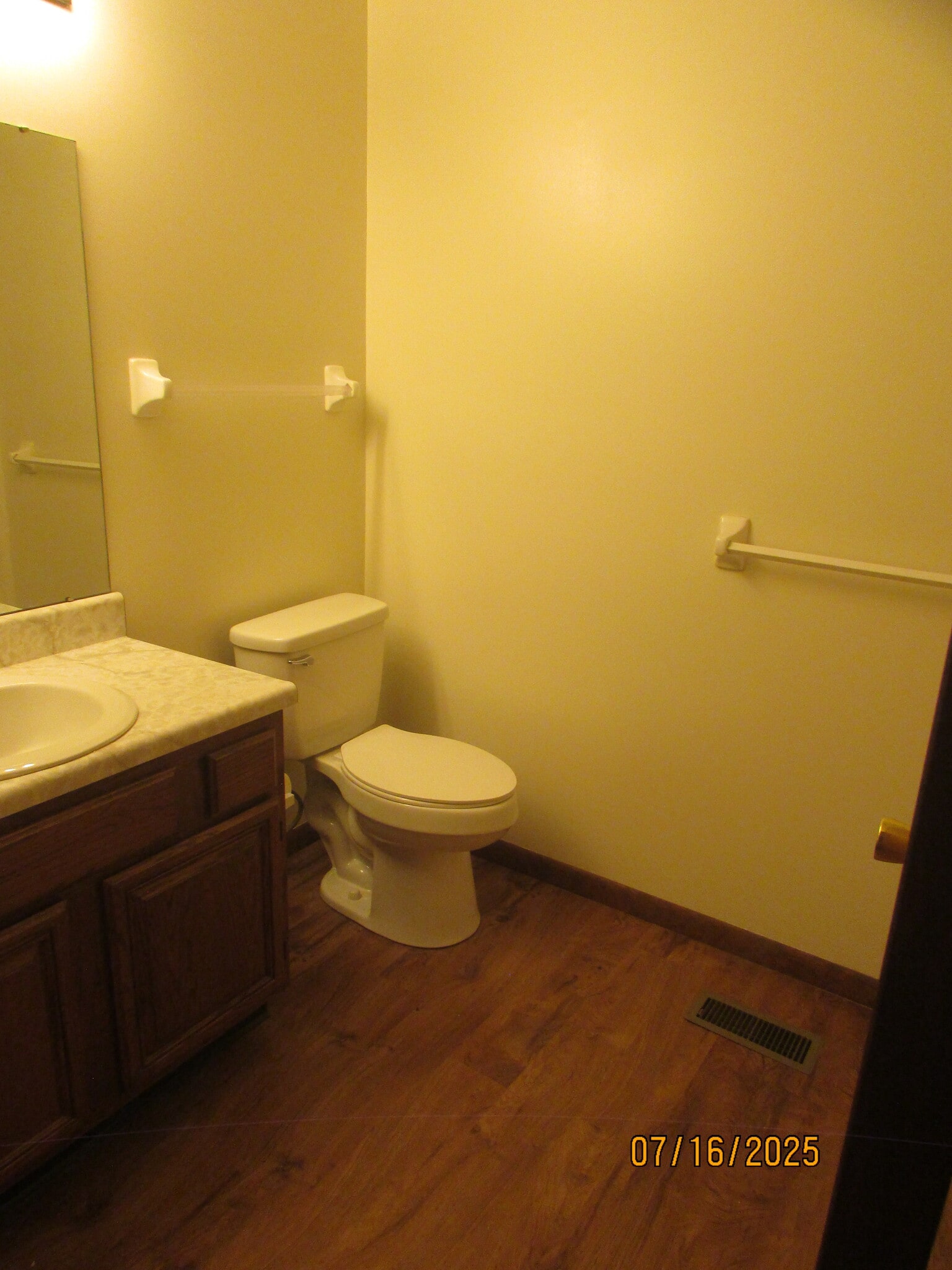 Hall Bathroom w/ Tub/Shower - 1854 N Lakeman Dr