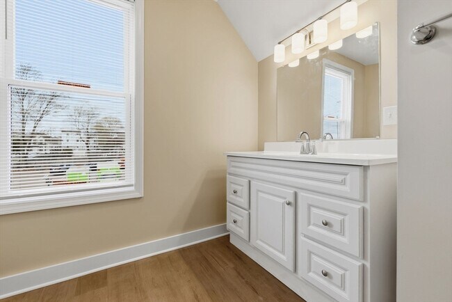 Building Photo - 142 Elliott St