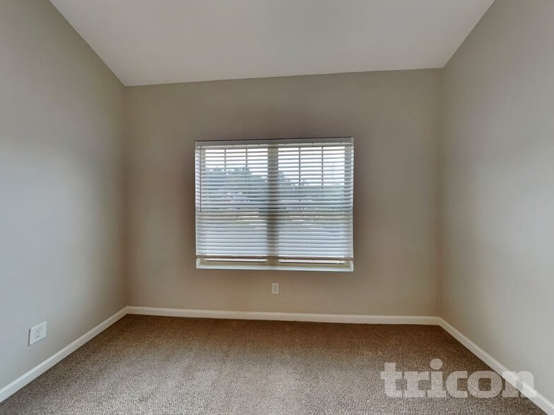 Building Photo - 456 Clematis Court