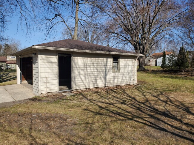 Building Photo - Immaculate 3 bedroom 2 bathroom 2 stall ga...