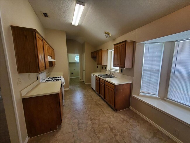 Building Photo - Lovely Garland Home over 1700 sqft!