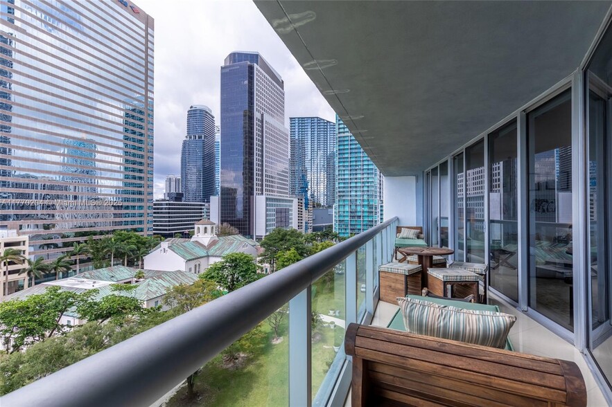 Building Photo - 495 Brickell Ave