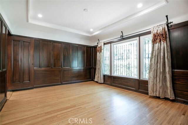 Building Photo - 2644 E Chevy Chase Dr