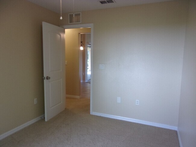 Building Photo - Centrally Located 3 Bedroom Single Family Home