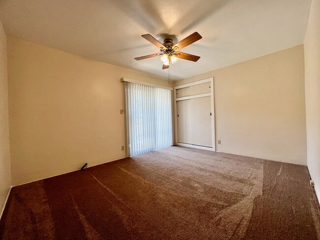 Building Photo - Large 3 Bedroom 2 Bath Home