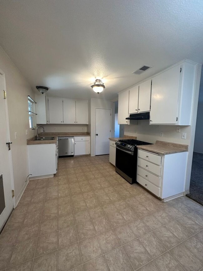 Building Photo - Cute well maintained home, convenient Anderson location