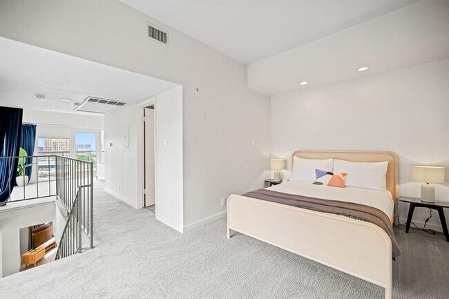 Building Photo - 119 E 6th St