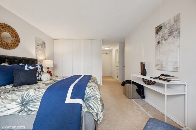 Building Photo - 901 S Plymouth Ct