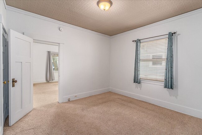 Building Photo - South Hill Charmer 3 bed, 1 bath available...