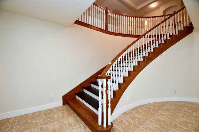 Building Photo - 5211 Holly View Dr