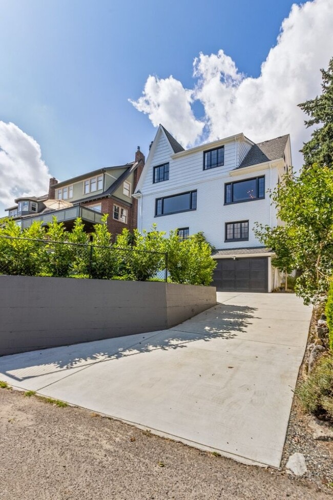 Building Photo - 4Bd/1.75Ba Seattle House