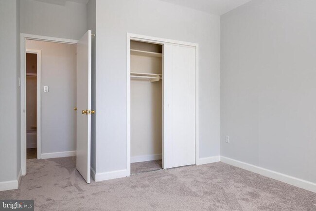 Building Photo - 1021 Arlington Blvd