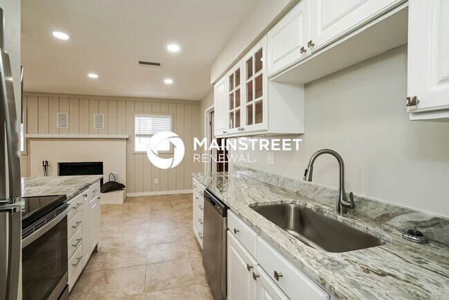 Building Photo - 4 Bedroom Pet-Friendly Home in FORT MYERS, FL with Main Street Renewal