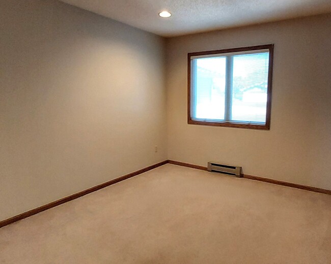 Building Photo - Nice 2 Bedroom Townhome