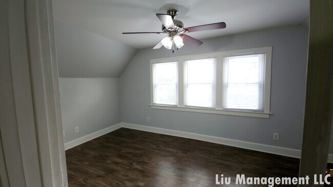 Building Photo - 1029 N Holmes Ave