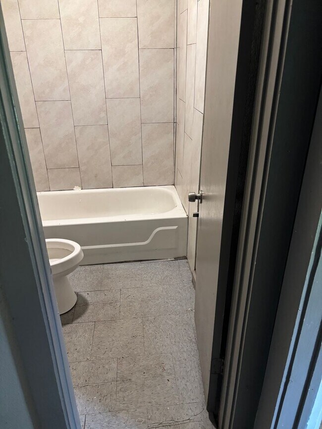 Building Photo - 458 E 71st St