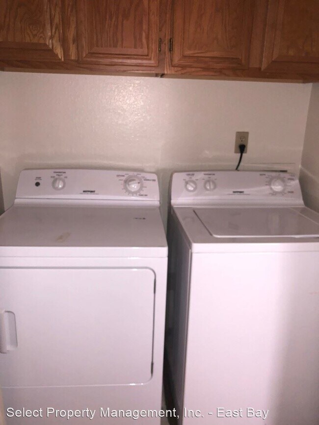 Building Photo - 2 br, 3 bath House - 2674 Barrington Terr