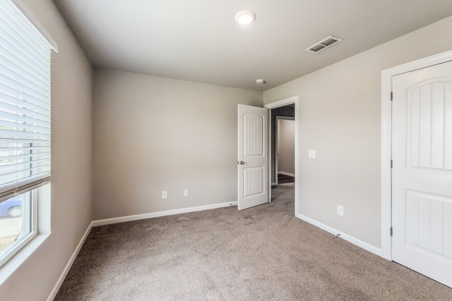 Building Photo - 2240 Lismore Dr