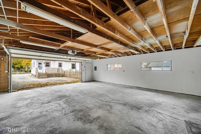 Building Photo - 6661 Glenview Dr