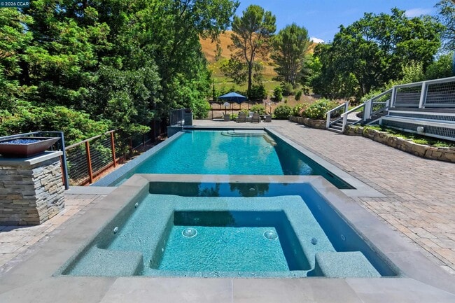 Building Photo - 2324 Saddleback Dr