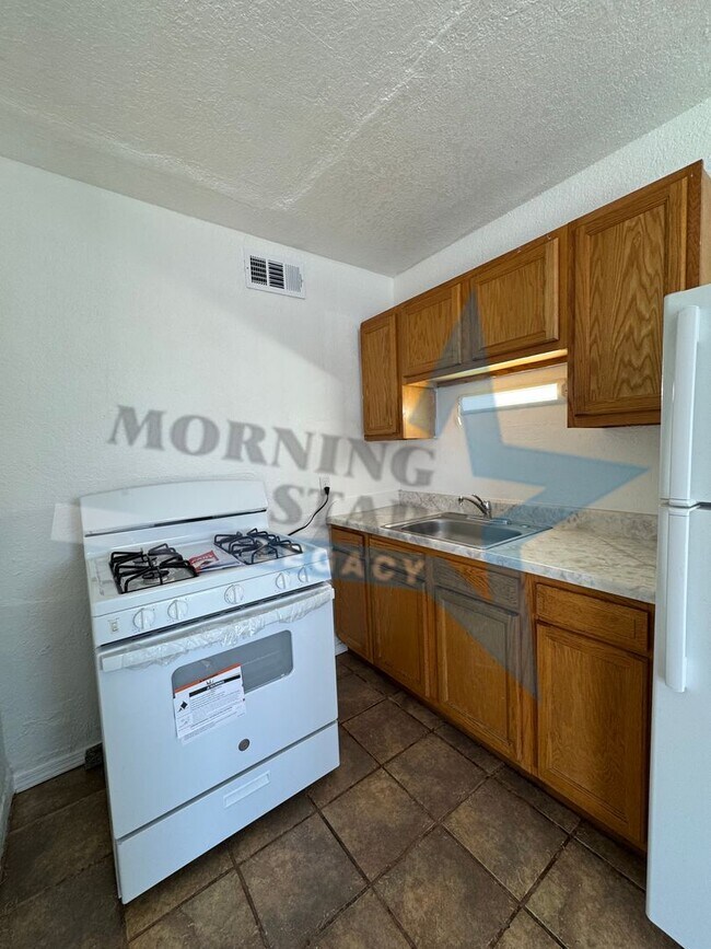 Building Photo - 612 3rd St