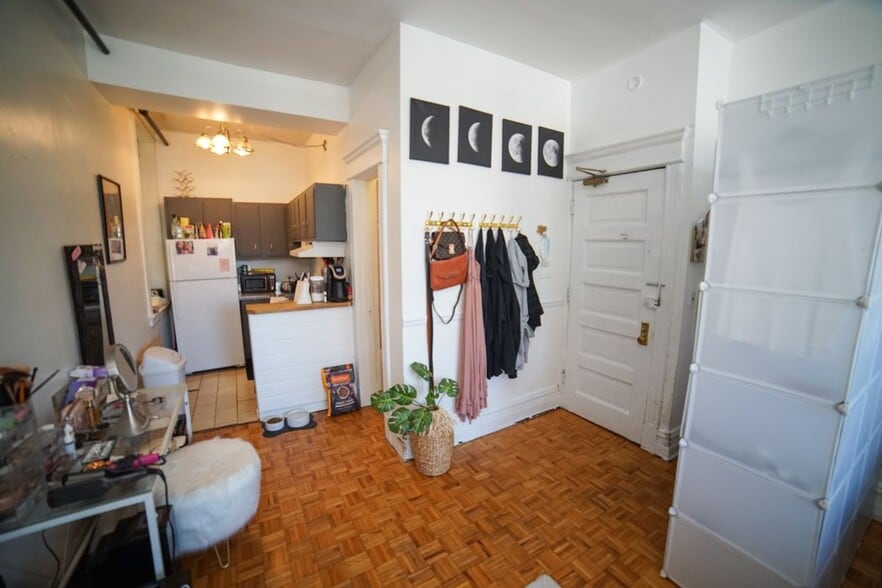 Building Photo - 2800 N Pine Grove Ave