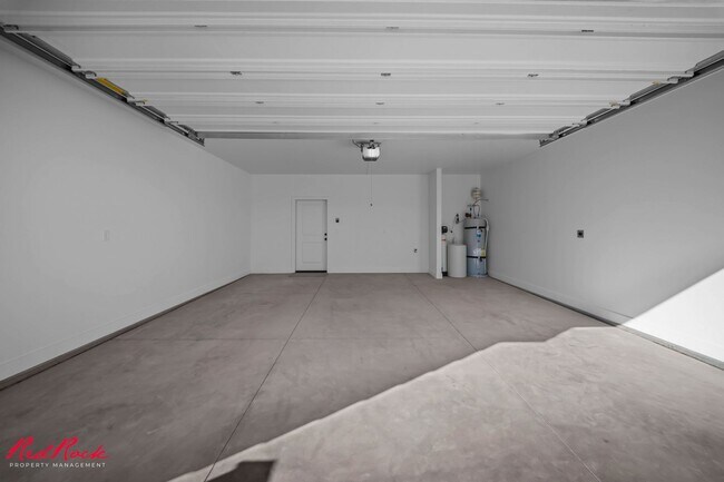 Building Photo - 3 Bedroom Townhome in Desert Color