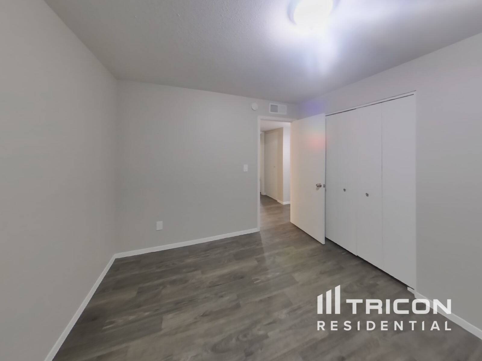 Building Photo - 4901 W Dahlia Dr