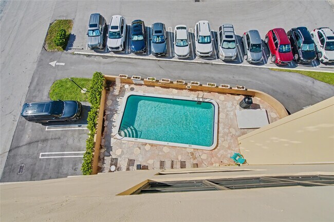 Building Photo - 801 N Ocean Blvd