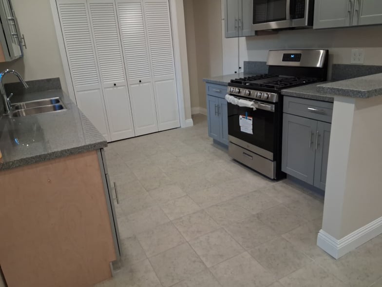 Primary Photo - 427 W Laurel St