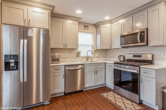 Building Photo - 2043 University Dr