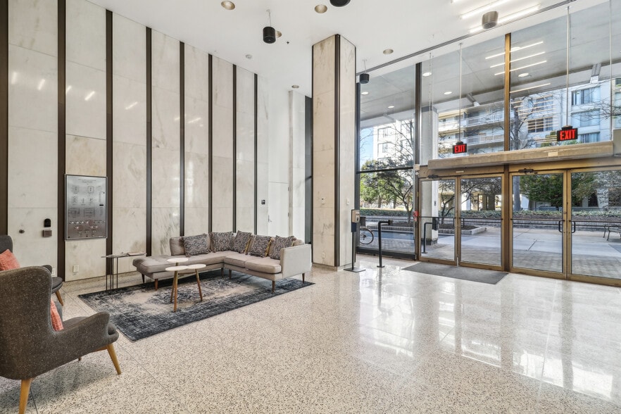 Building Photo - 2221 S Clark St