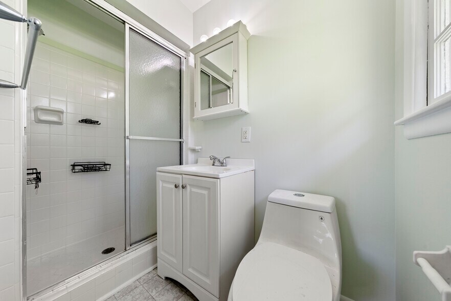 Master Bath - 513 Mohican Trl