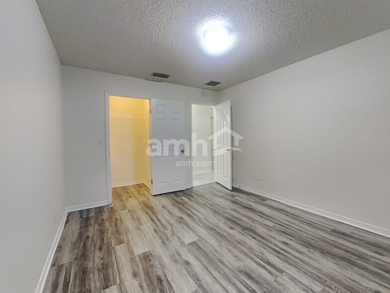Building Photo - 2326 Creekfront Dr