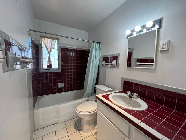 Building Photo - Cute 3 Bedroom 2 Bathroom Home In The NE!