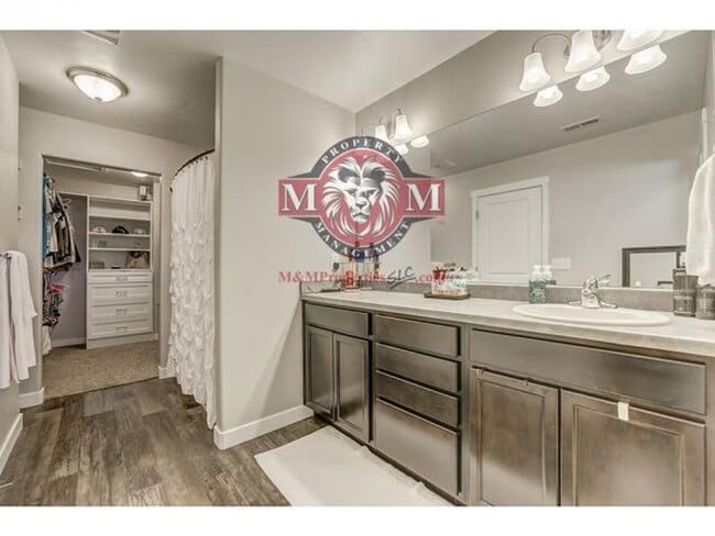 Building Photo - Beautiful 4 Bed 4 Bath Townhome in South J...
