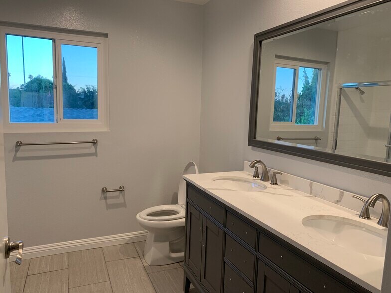 Second bath - 15344 Leadwell St