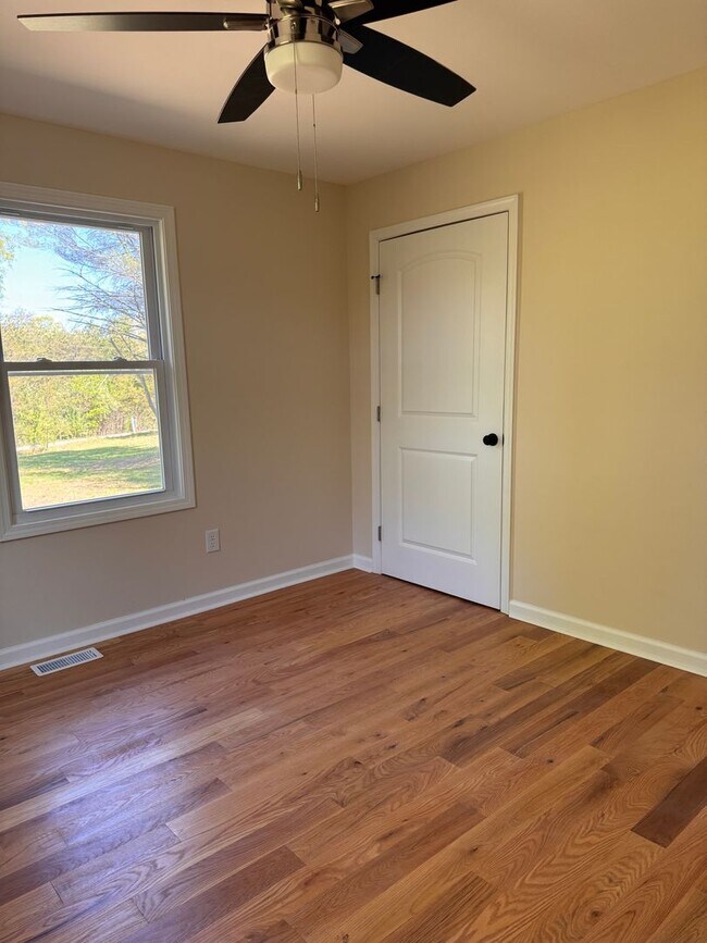 Building Photo - 3 Bedroom || 1 Bathroom - Single Family Home