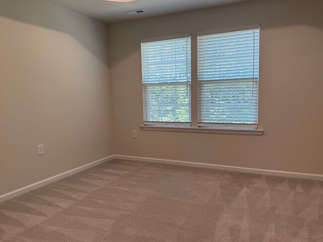 Building Photo - Amazing 3 Bedroom Townhome in North East R...
