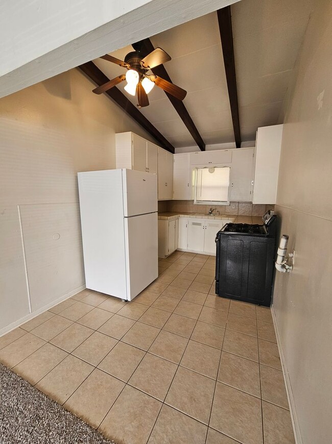 Building Photo - Short-Term Lease! (2) Bedroom Duplex Close...