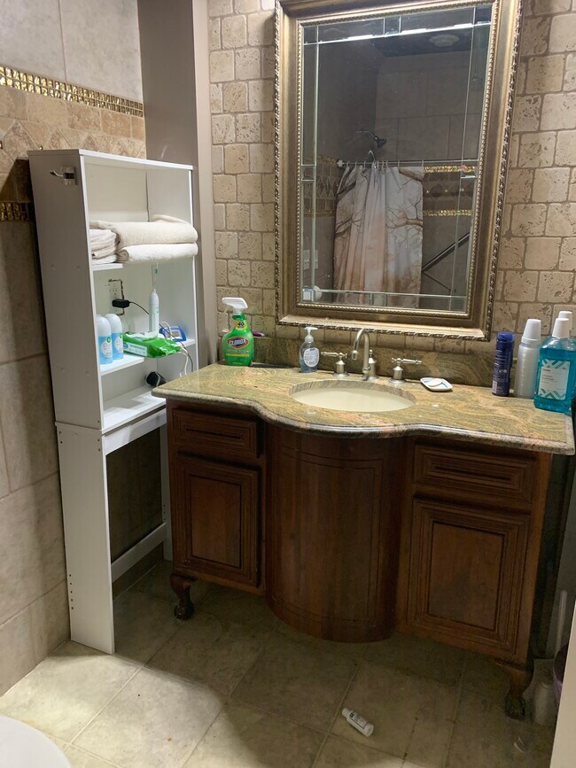 Building Photo - 2039 Riverwood Dr